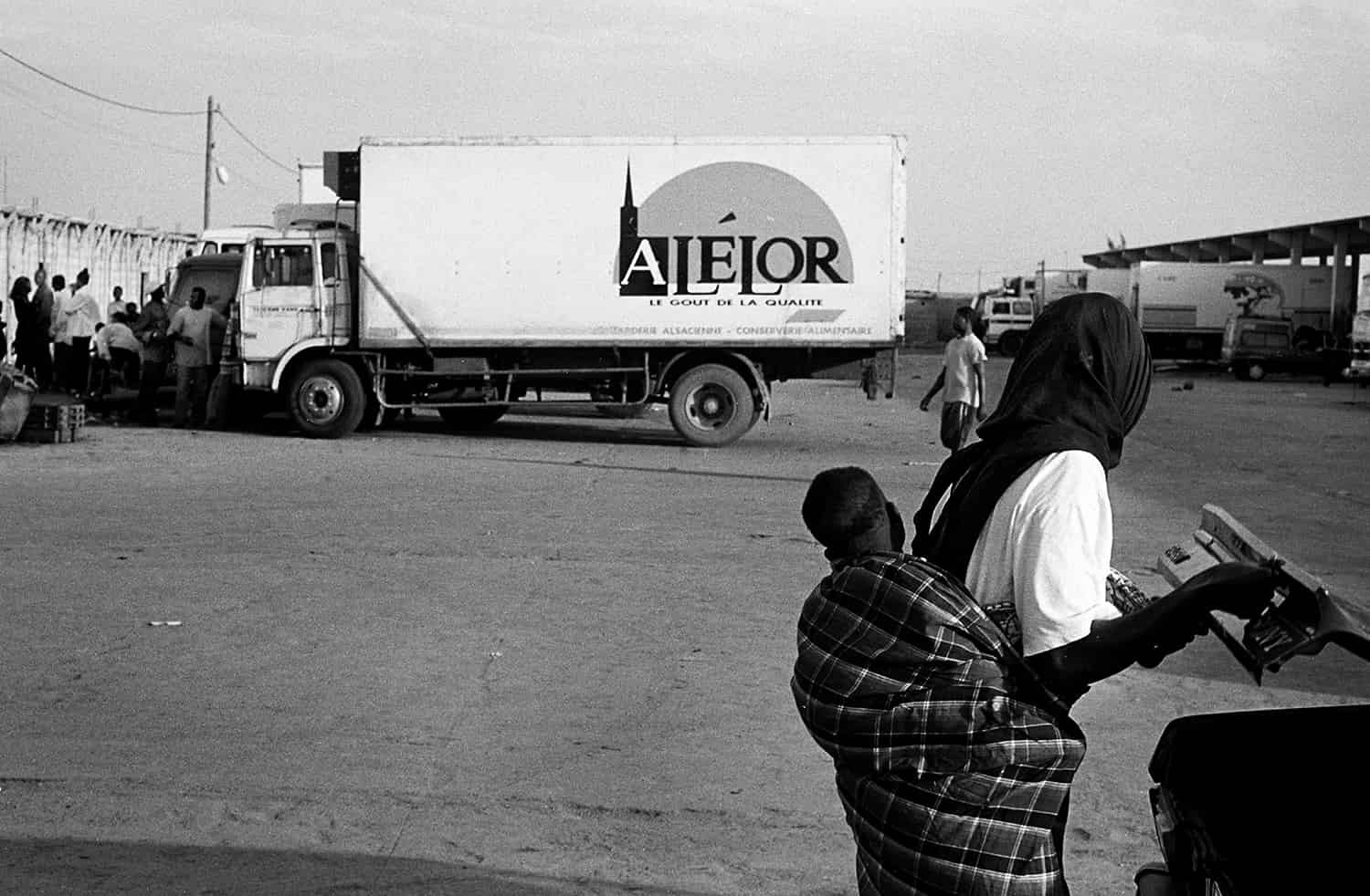 photographie noir et blanc d'un camion en Afrique possédant un logo faisant figurer la cathédrale de Strasbourg © francois nussbaumer