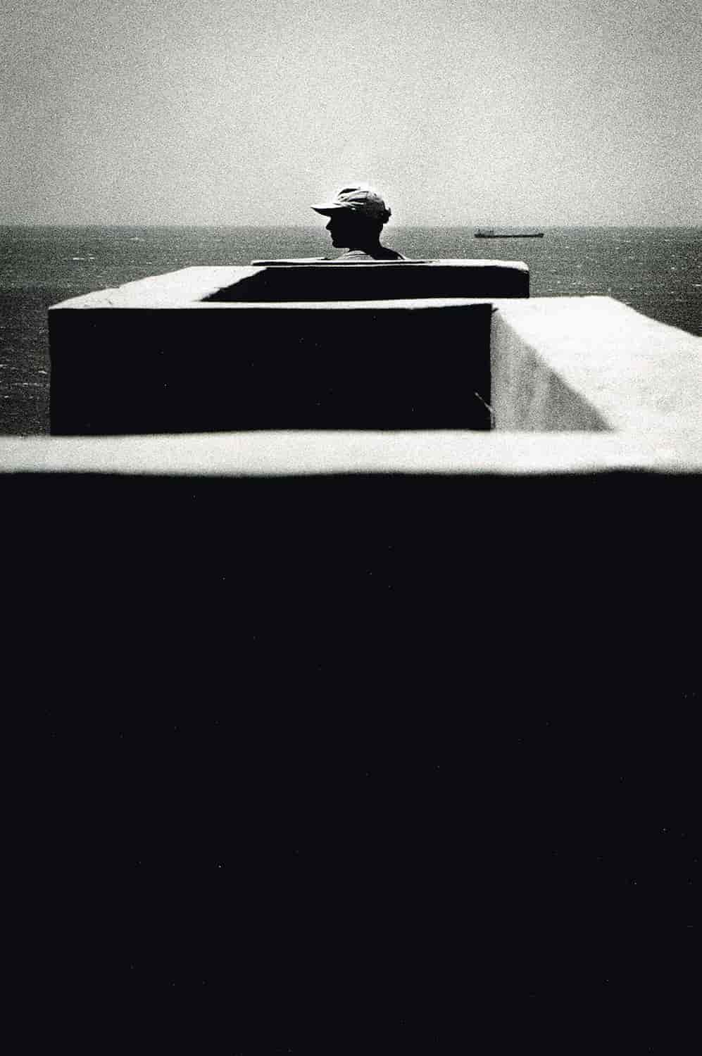 photographie noir et blanc d'un homme face à la mer © francois nussbaumer