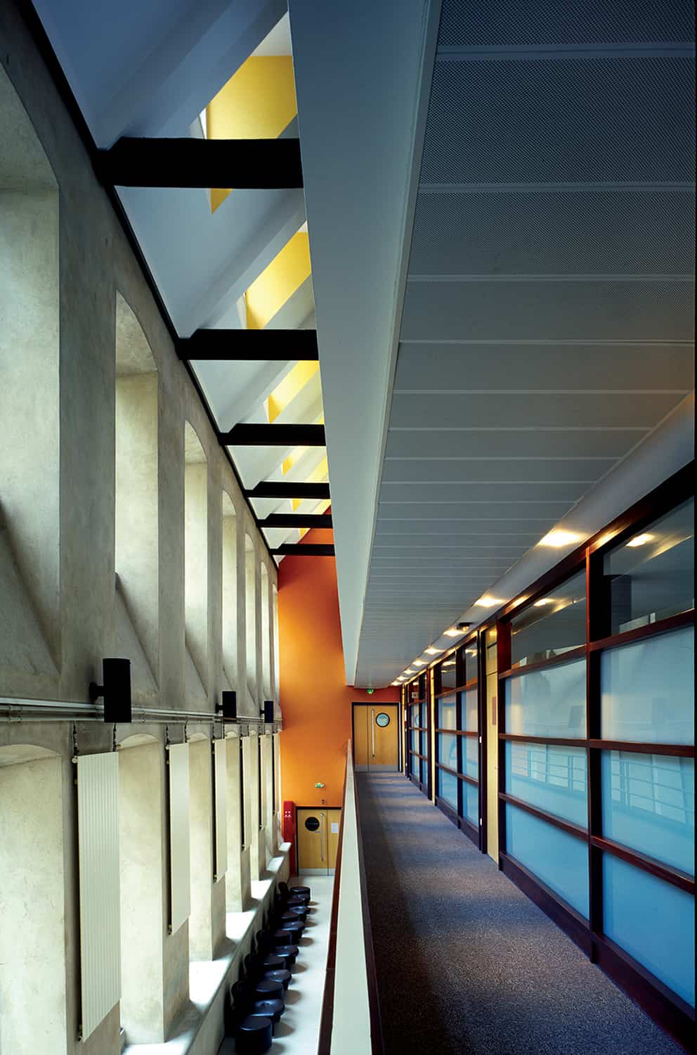 photographie d'architecture d'un couloir éclairé à l'intérieur d'un bâtiment © francois nussbaumer