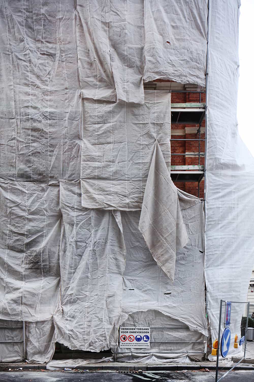 photographie d'architecture d'un échaffaudage couvert par des bâches blanches © francois nussbaumer