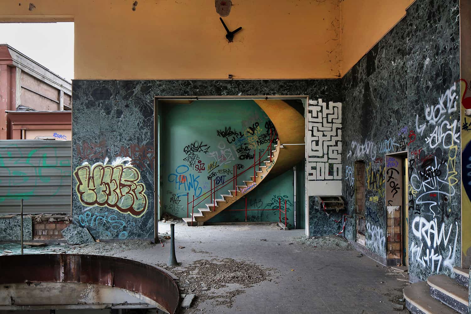 photographie d'architecture d'un bâtiment désaffecté avec des graffitis sur ses murs © francois nussbaumer