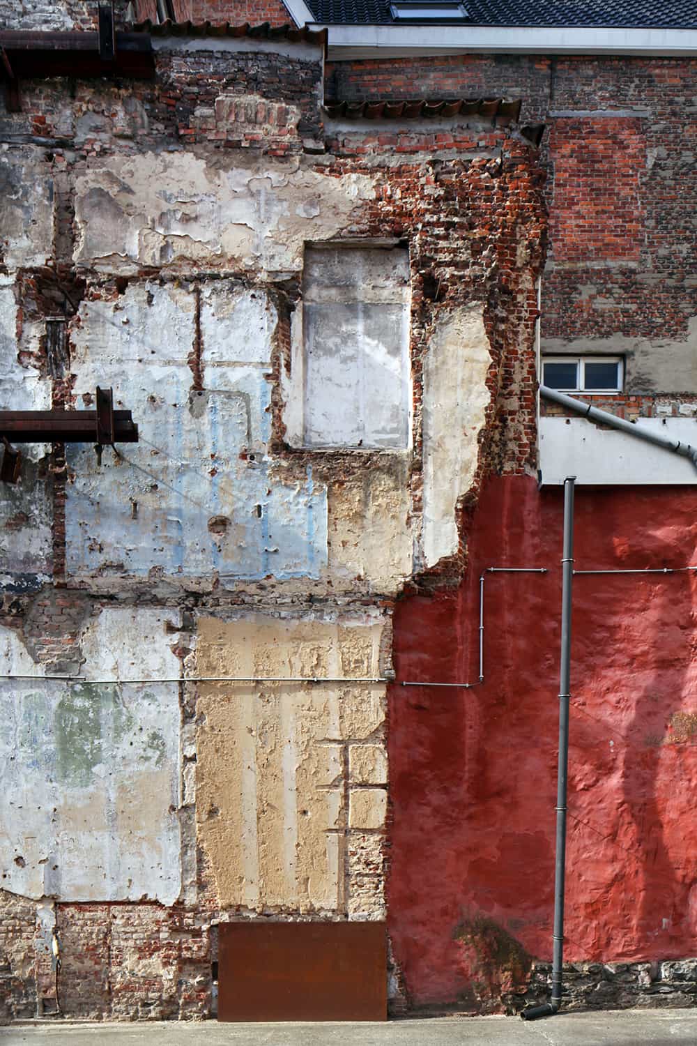 photographie d'architecture d'un mur de brique peint en rouge © francois nussbaumer