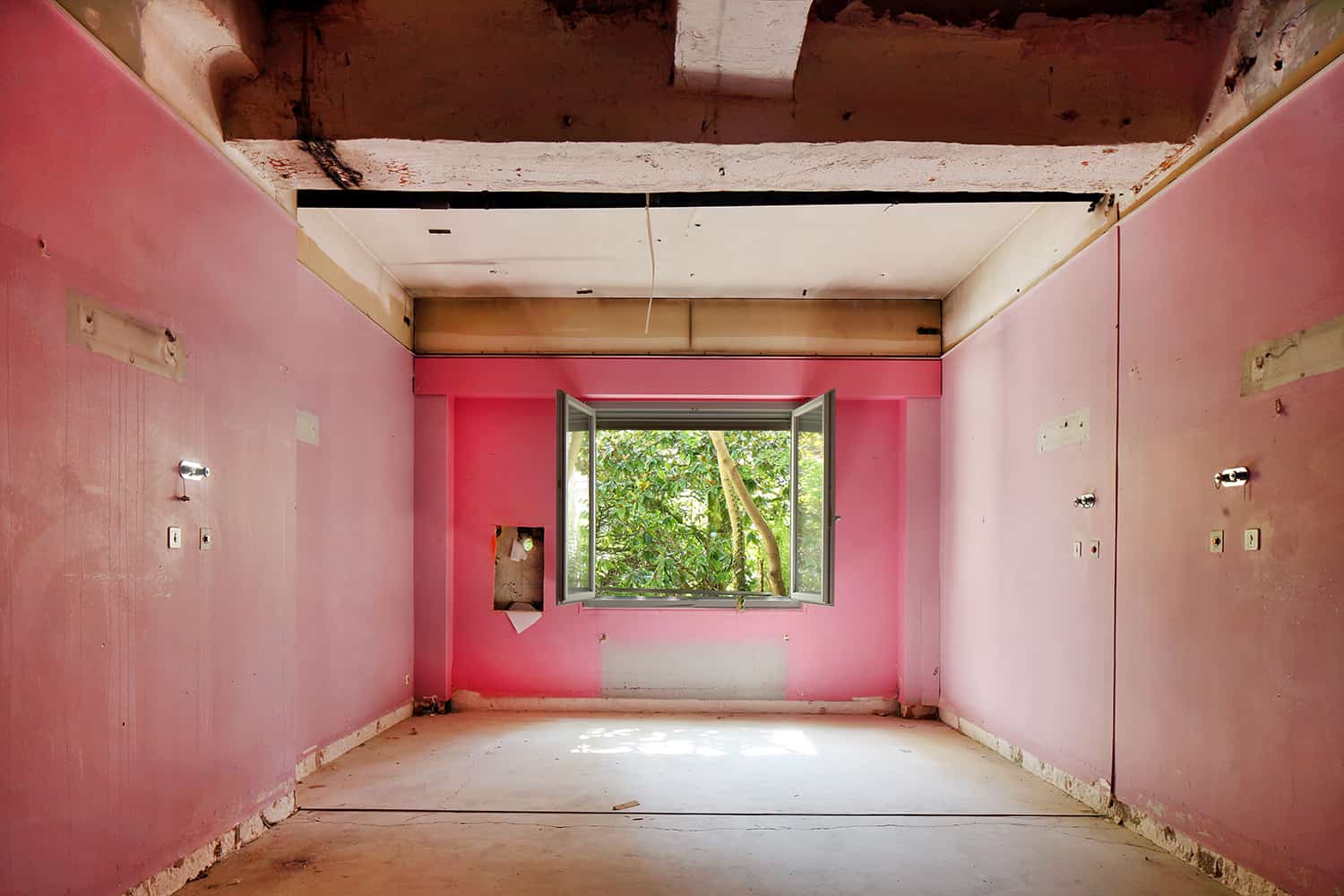 photographie d'architecture d'une pièce peinte en rose laissée à l'abandon © francois nussbaumer
