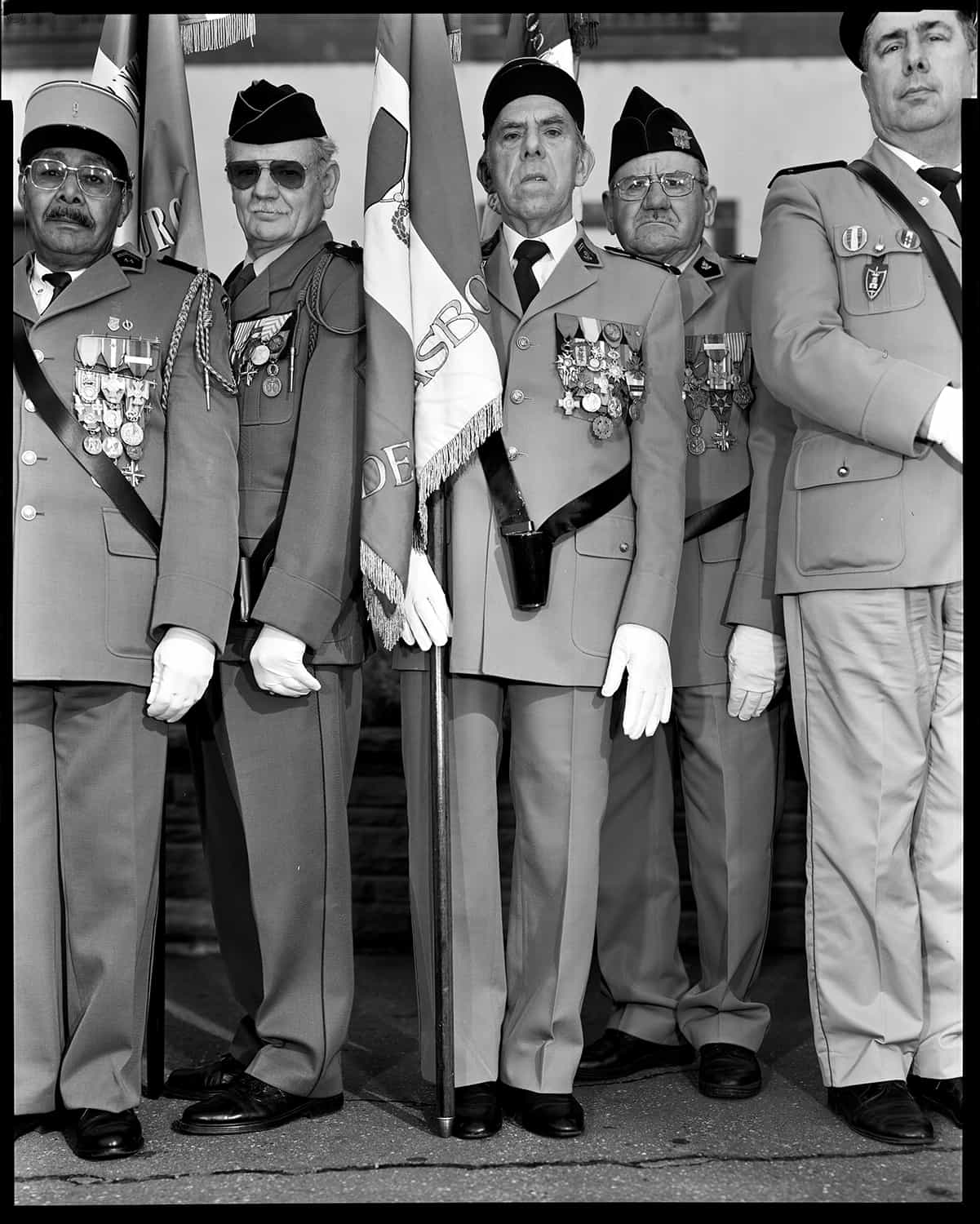 photo noir et blanc d'anciens combattants en tenue militaire © francois nussbaumer