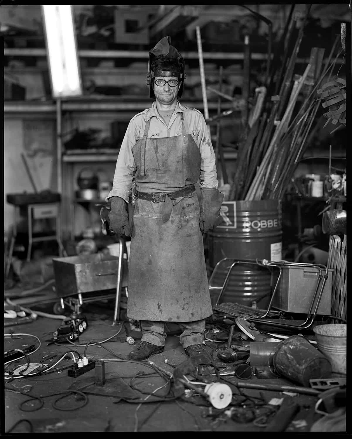 photo noir et blanc d'un artiste dans son atelier © francois nussbaumer