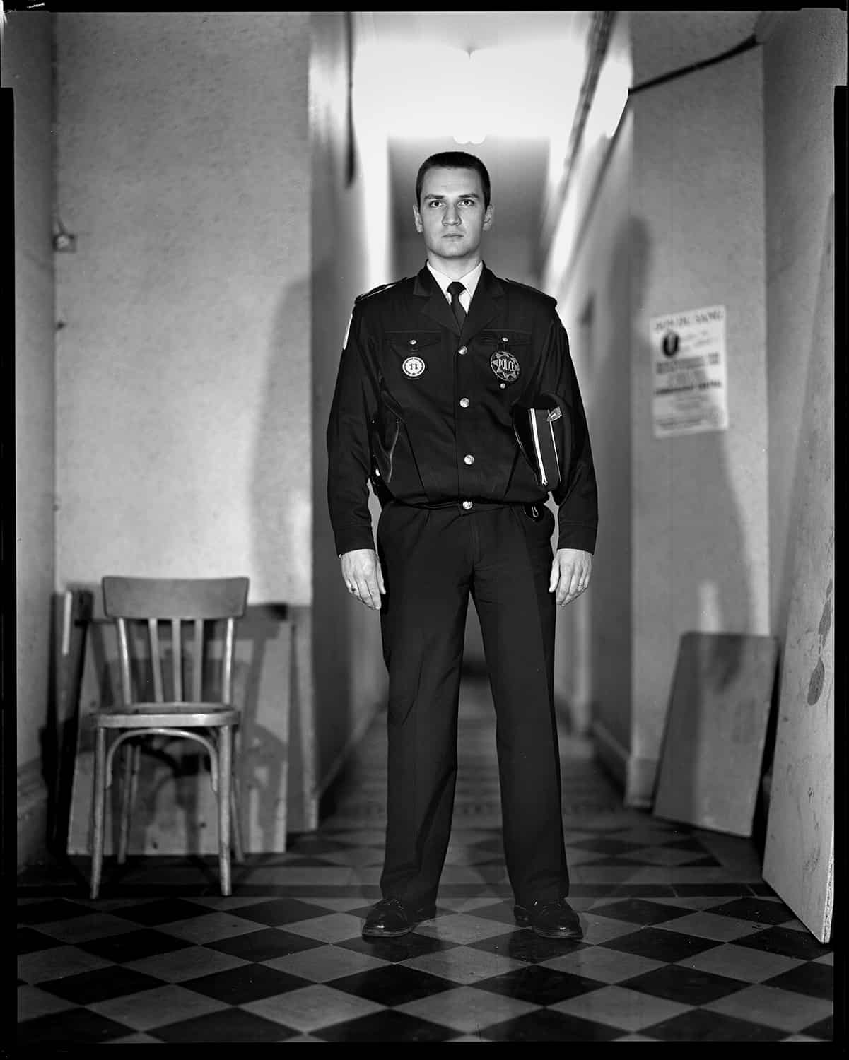 photo noir et blanc d'un officier de la paix en tenue © francois nussbaumer