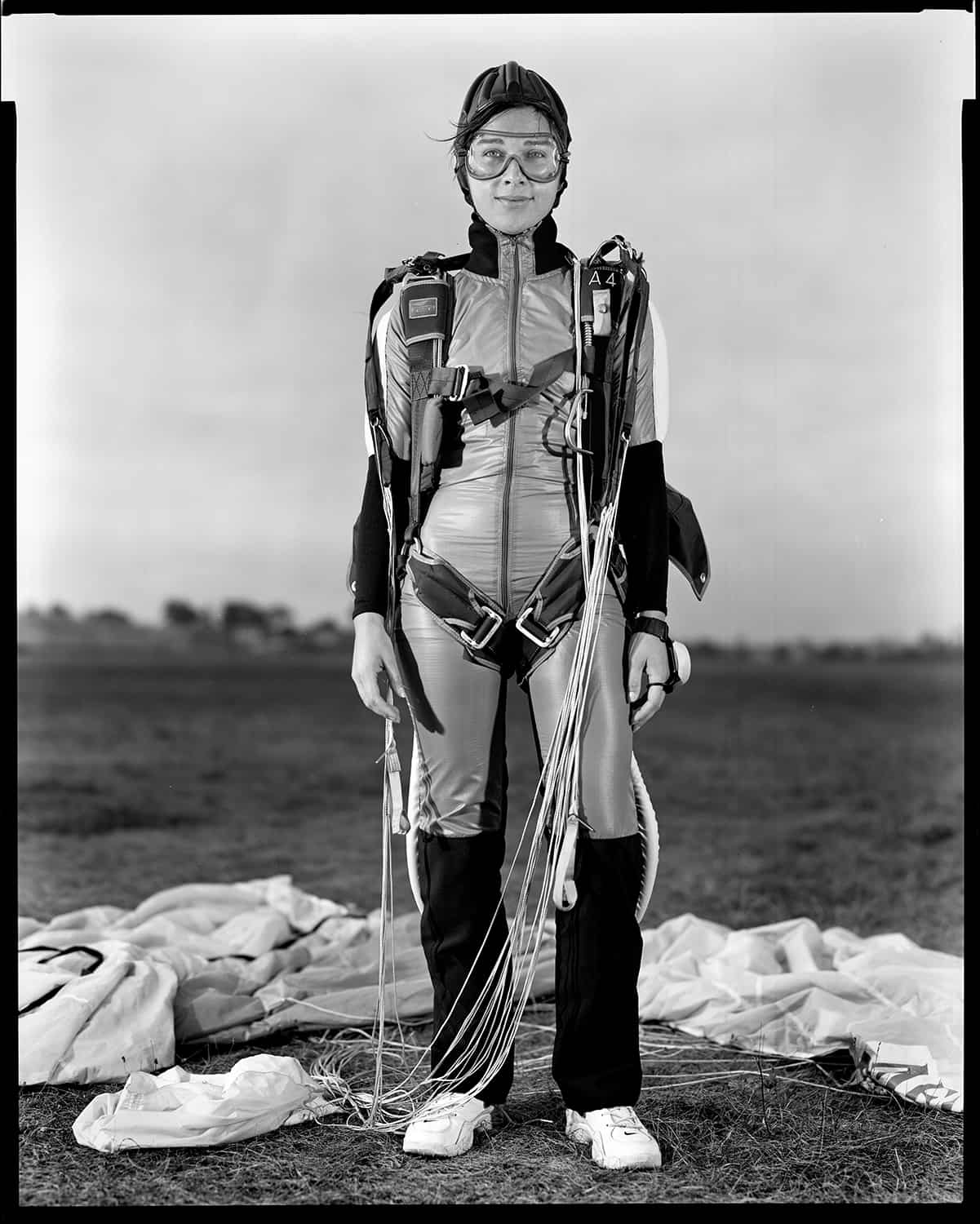 photo noir et blanc d'une parachutiste à terre avec parachute déployé © francois nussbaumer
