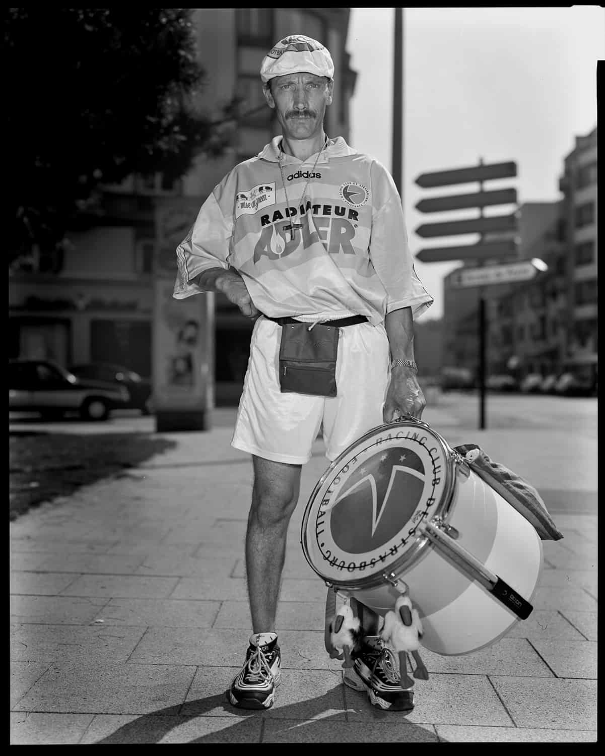 photo noir et blanc d'un supporter tenant un tambour dans la main © francois nussbaumer