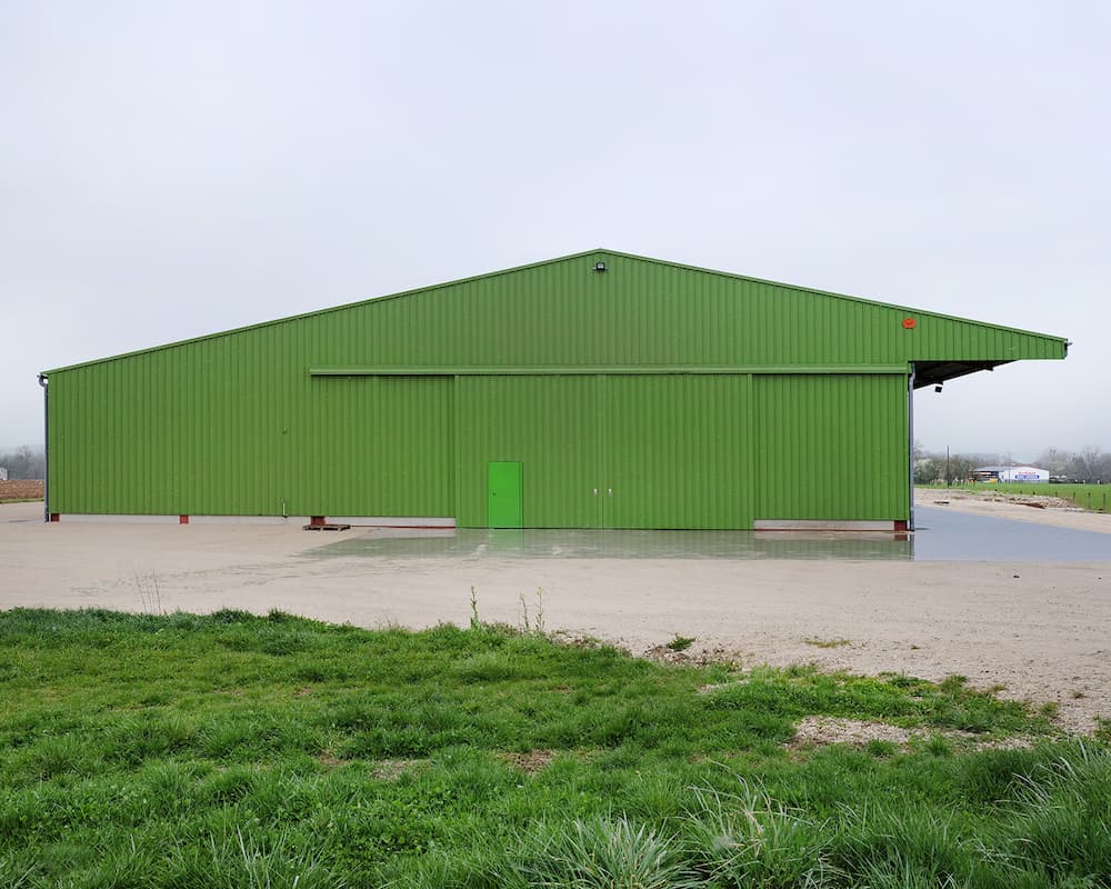 photographie d'un hangar agricole peint en vert © francois nussbaumer
