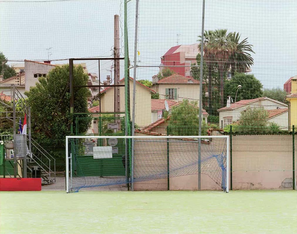 photographie d'un terrain de foot dans la ville © francois nussbaumer