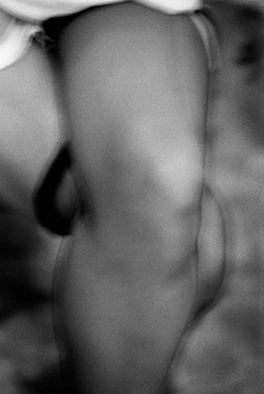 photographie noir et blanc des jambes d'une femmes © francois nussbaumer
