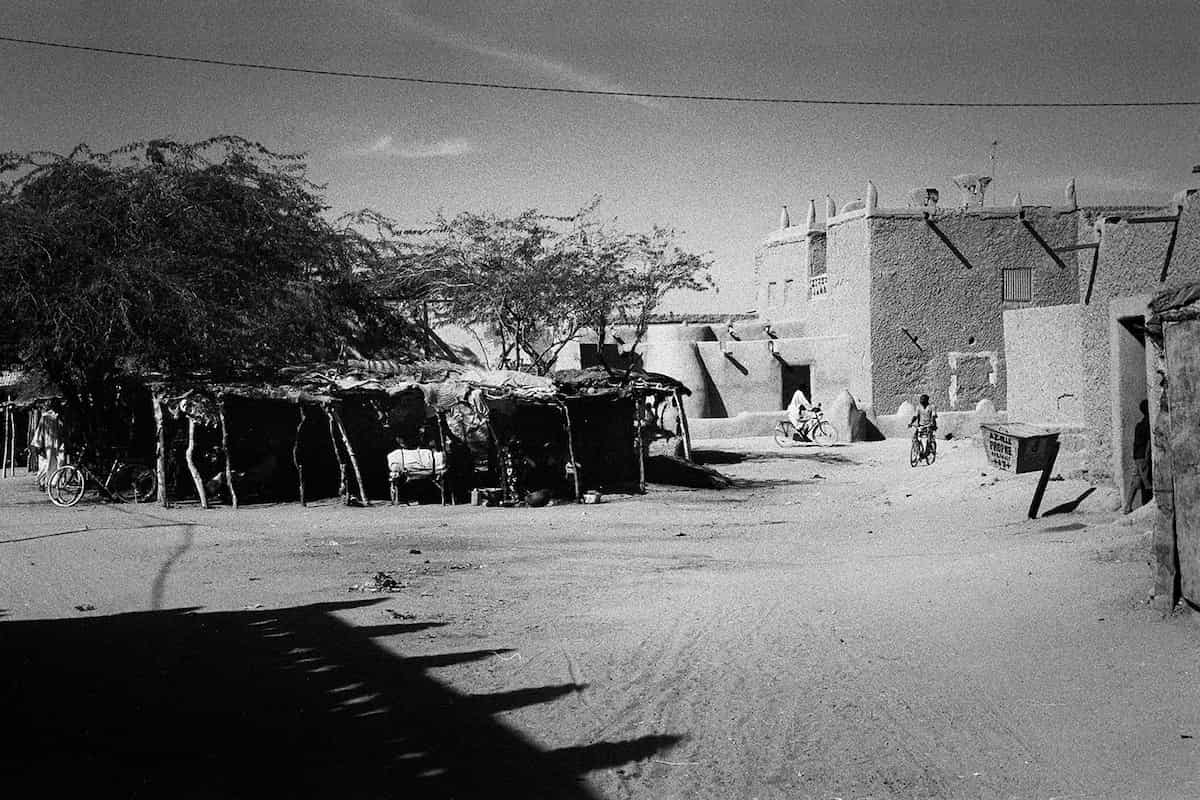photographie noir et blanc d'une place de marché d'un village africain © francois nussbaumer