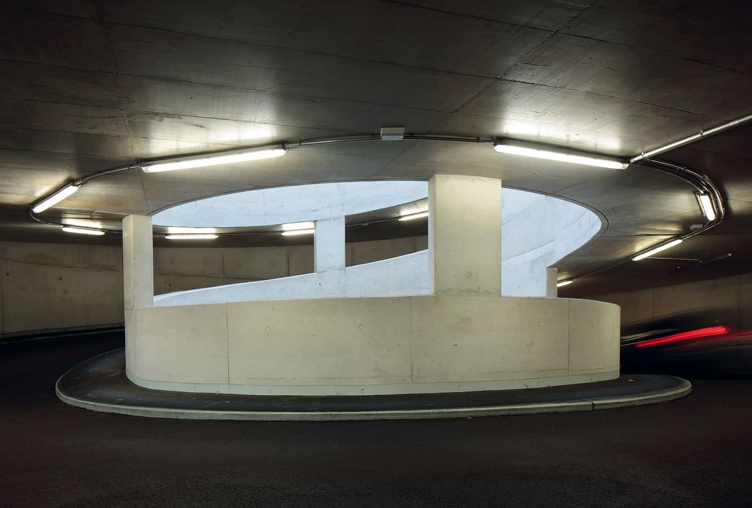 photographie d'architecture d'un accès à un parking souterrain © francois nussbaumer