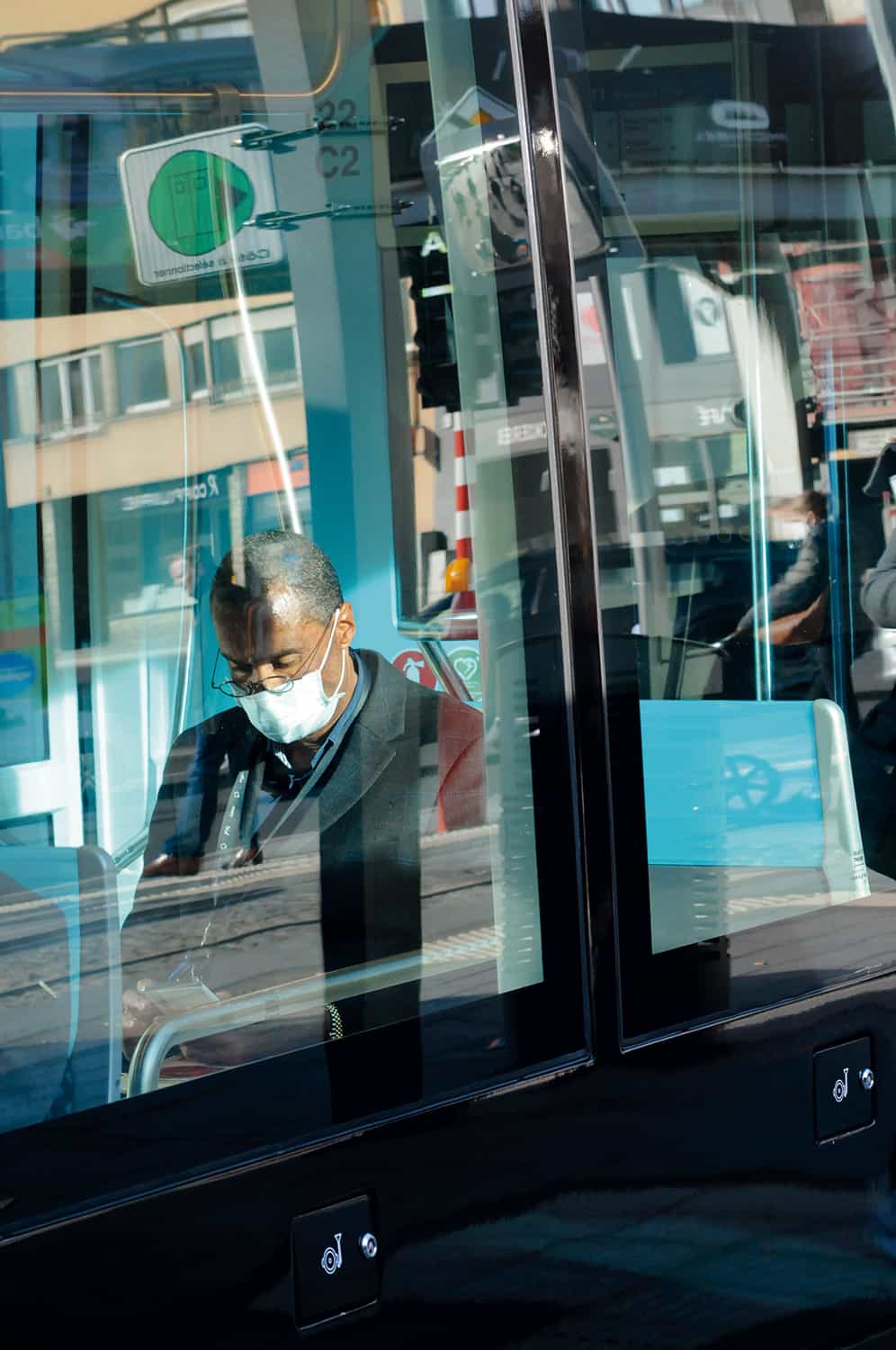 photographie corporate d'un homme assis dans un tram © francois nussbaumer
