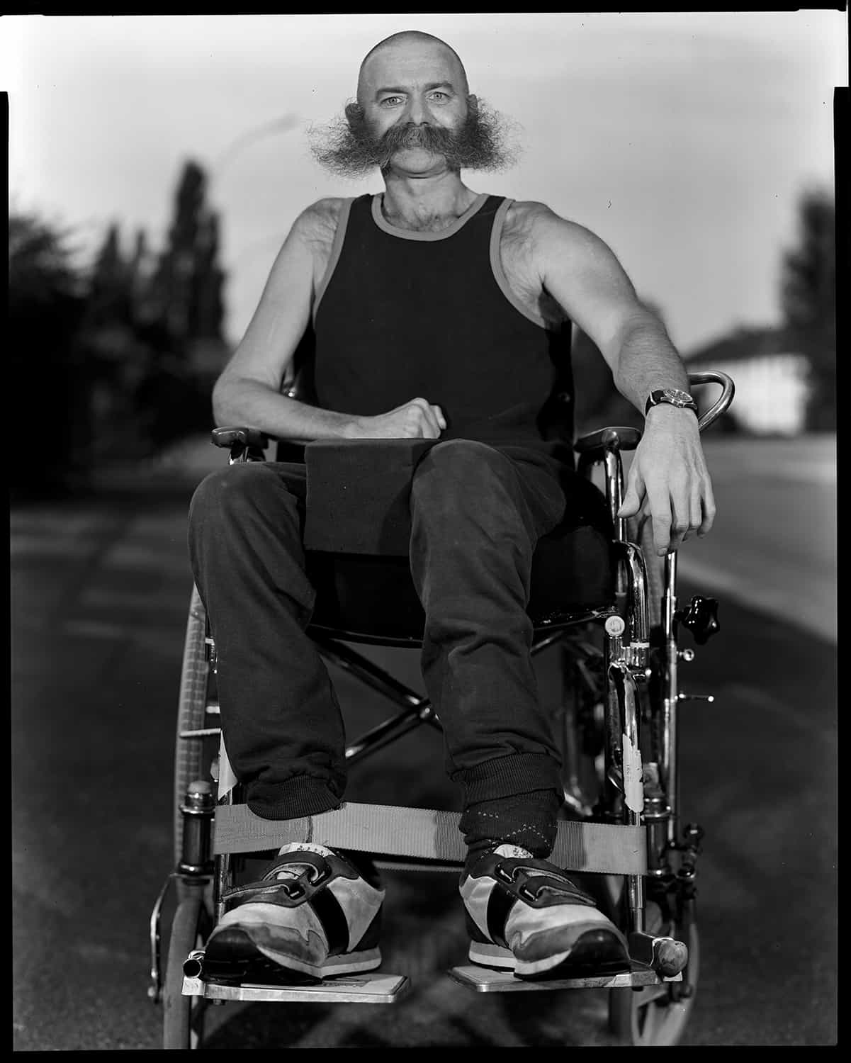 photographie d'un homme accidenté de la route en fauteuil © francois nussbaumer