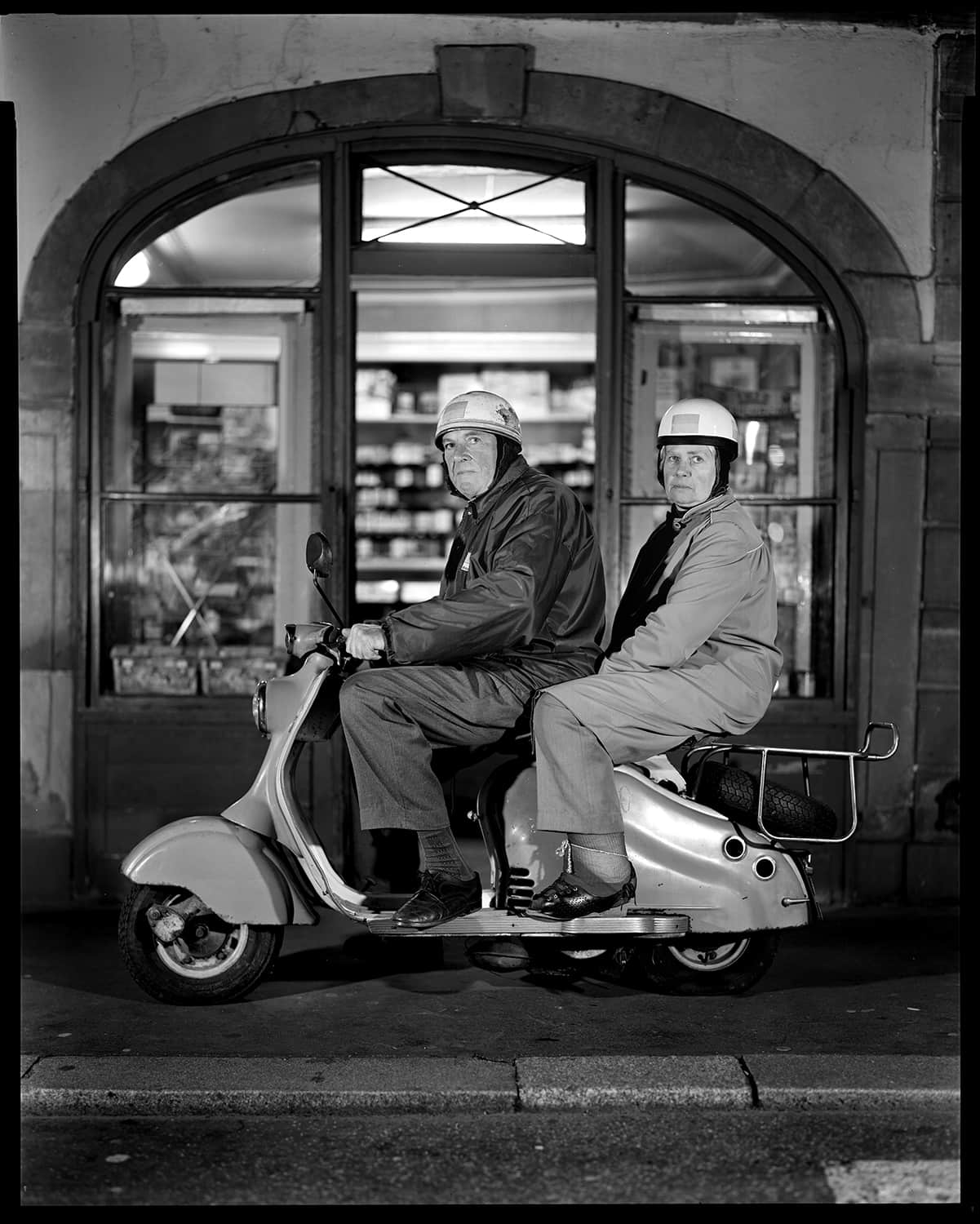 photo noir et blanc d'un couple de buralistes sur un scooter © francois nussbaumer