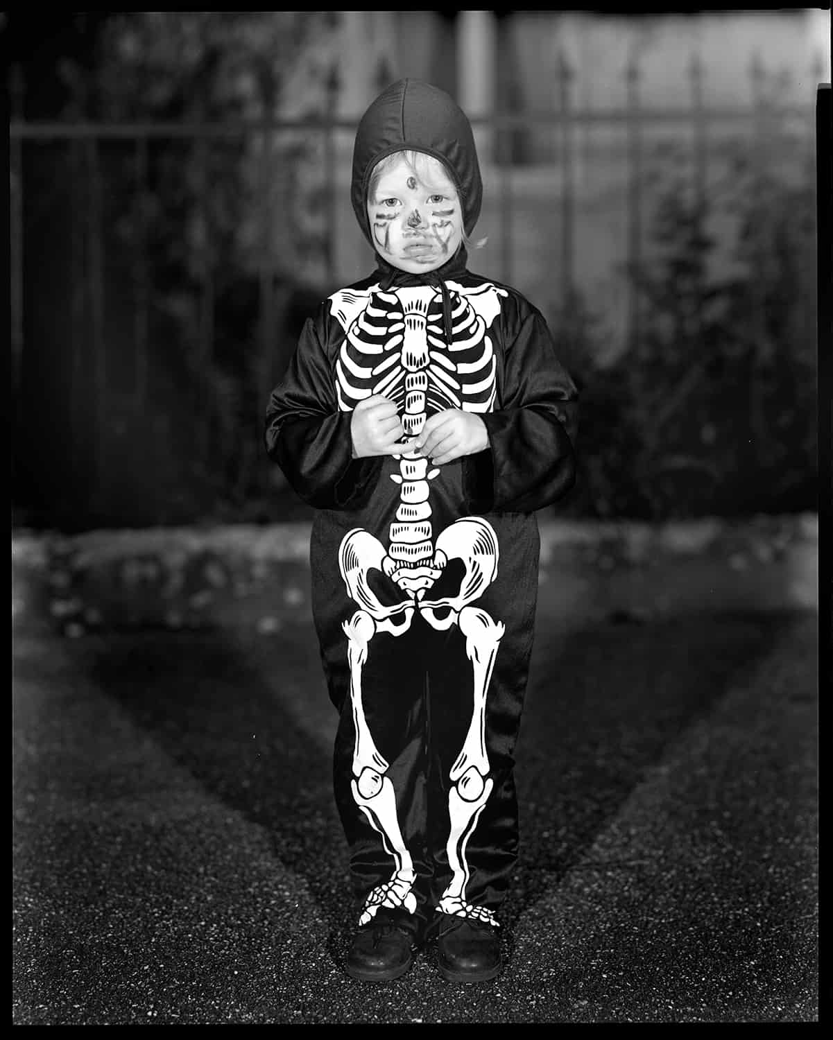 photo noir et blanc d'une fillette en déguisement de squelette © francois nussbaumer