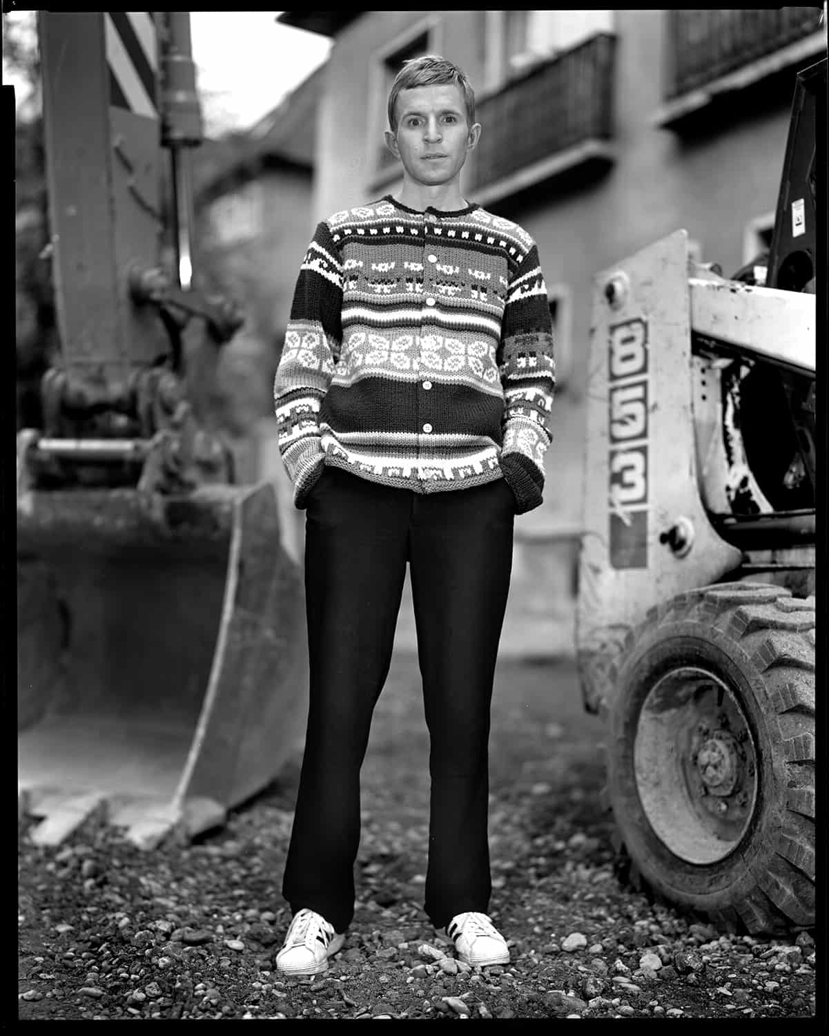 photo noir et blanc d'un musicien sur un chantier © francois nussbaumer