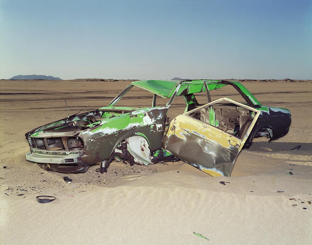 photographie d'une carcasse d'une bmw dans le désert © francois nussbaumer