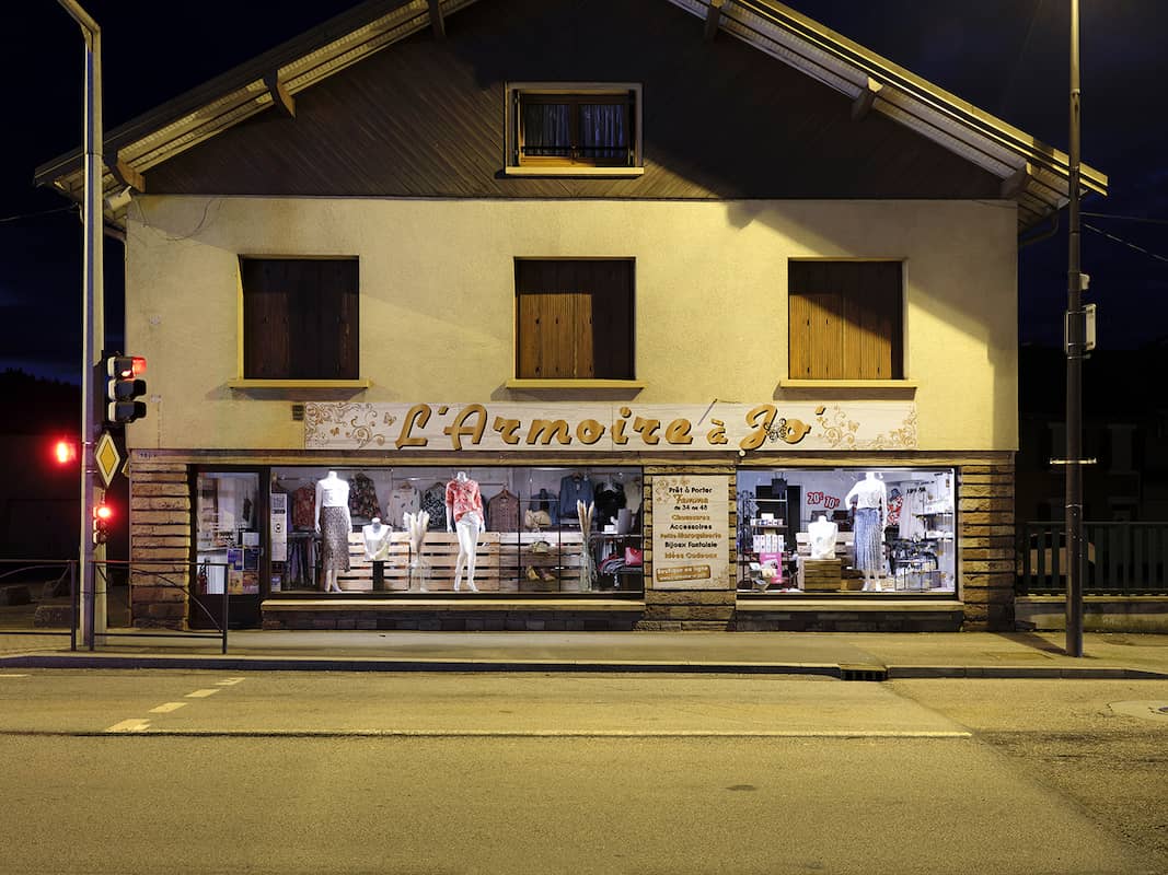 photographie de la devanture d'un magasin de vêtement de nuit © francois nussbaumer