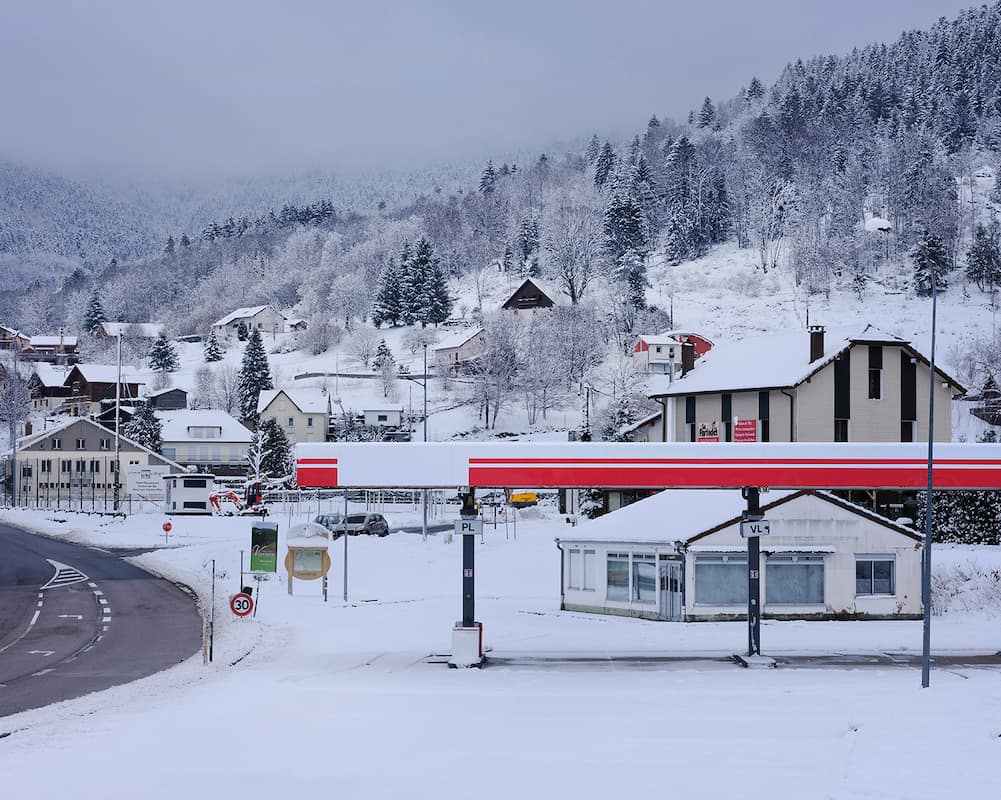photographie d'une station service dans un paysage enneigé © francois nussbaumer